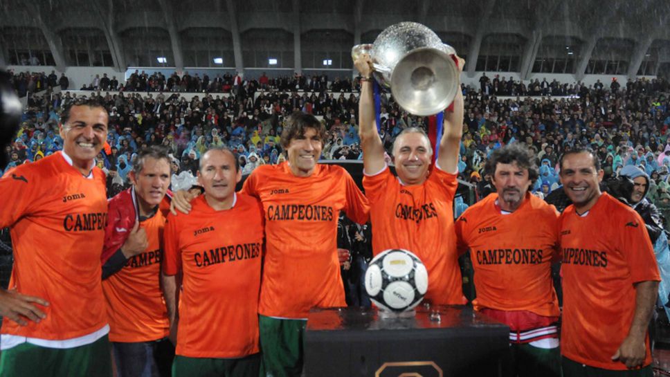Ицо и останалите от "Барса" показаха европейската купа в София