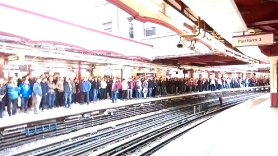 Фенове се забавляват в метрото преди финала м/у Кристъл Палас и Юнайтед