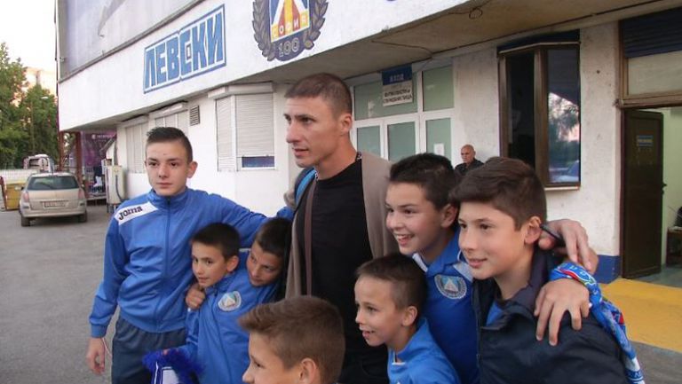 Йоргачевич зарадва деца с автографи след мача със Славия