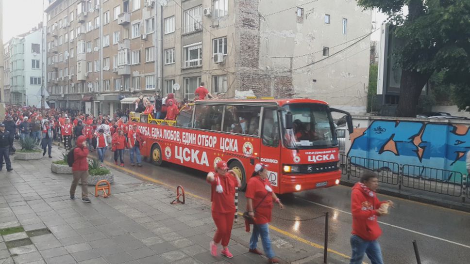 Шествие с червен бус по улиците на София