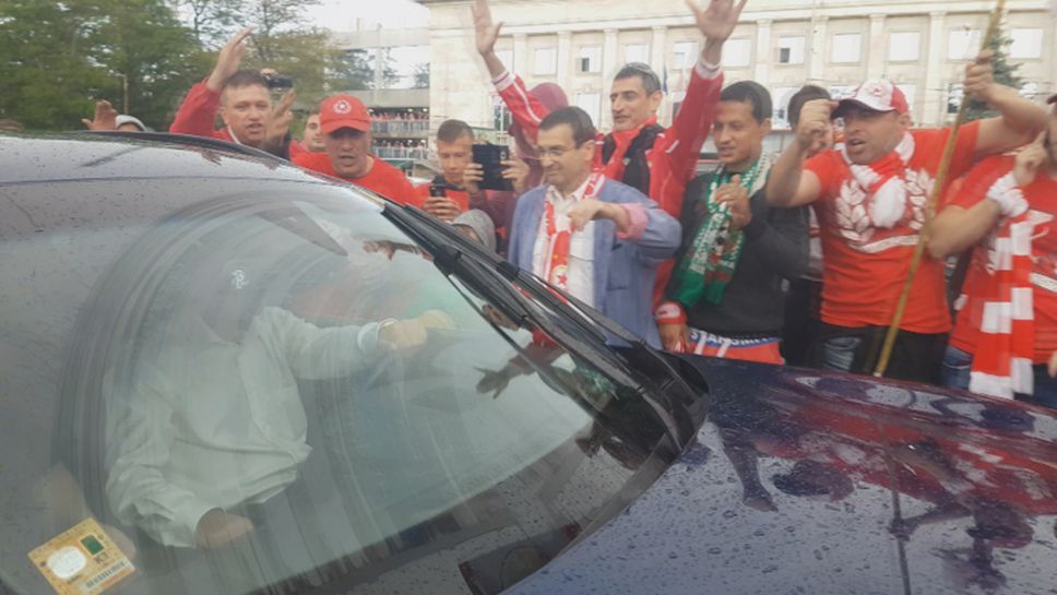 Аплодисменти и скандирания за Стоичков при появяването му на Националния стадион