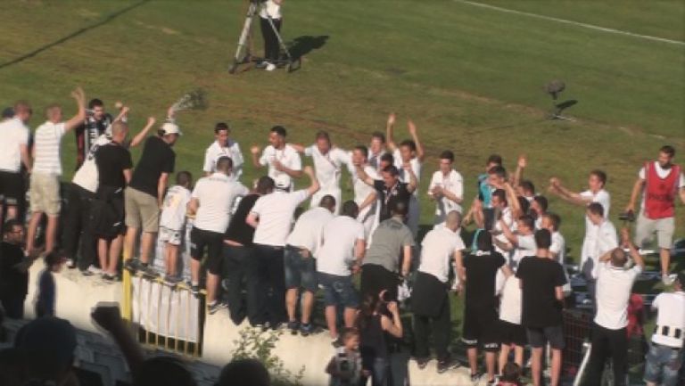 "Белите" шампиони се радват с феновете на "Славия"