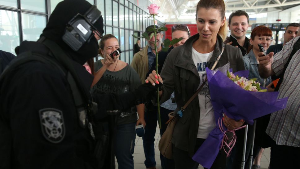 Любопитно: Специалните части на летището подариха роза на Цвети Пиронкова