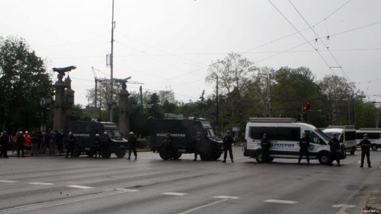 14 задържани и трима пострадали по време на дербито