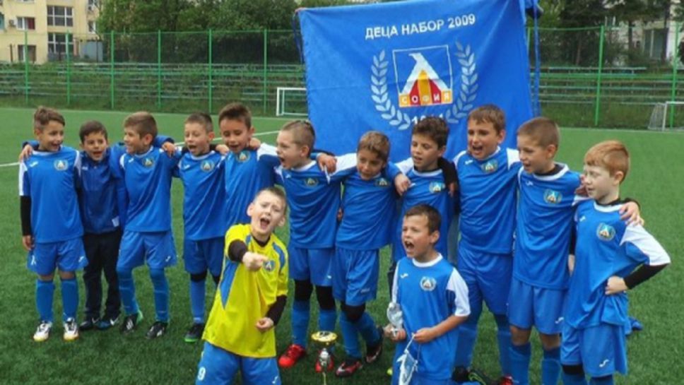 Децата на Левски с трофей (видео)