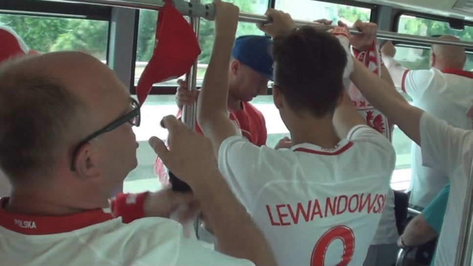 Феновете на Полша и Северна Ирландия пеят в автобуса преди мача