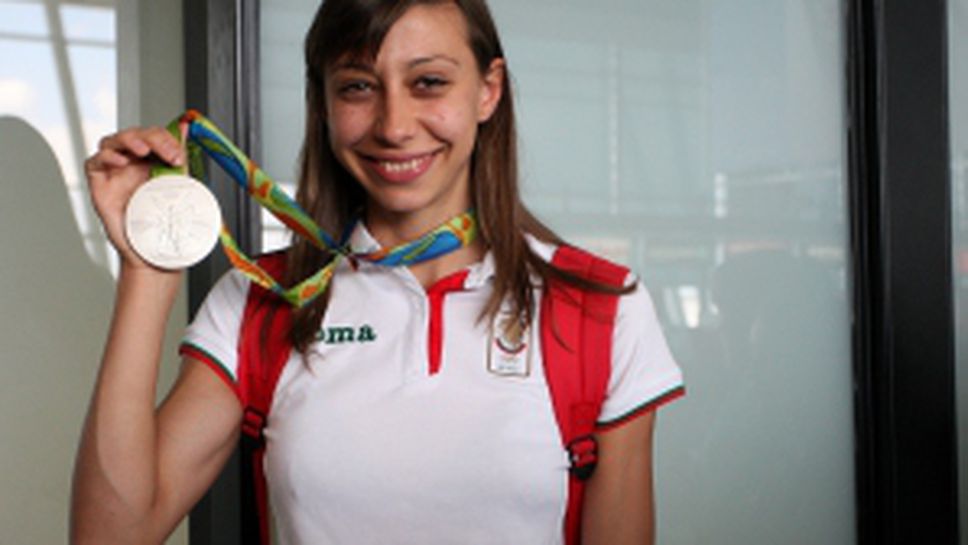 Букет от 197 рози, торта и много фенове посрещнаха Мирела Демирева в София