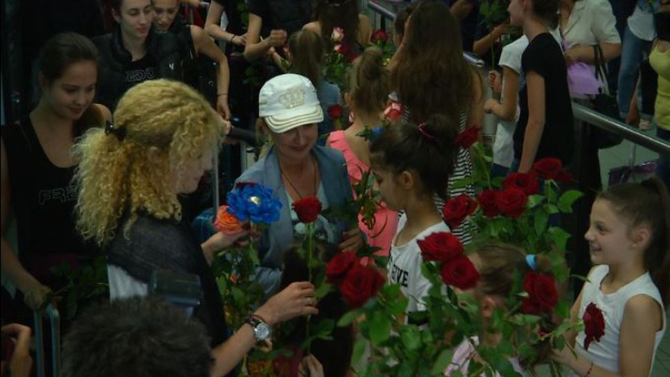 Ансамбълът бе посрещнат с рози и химна на летището