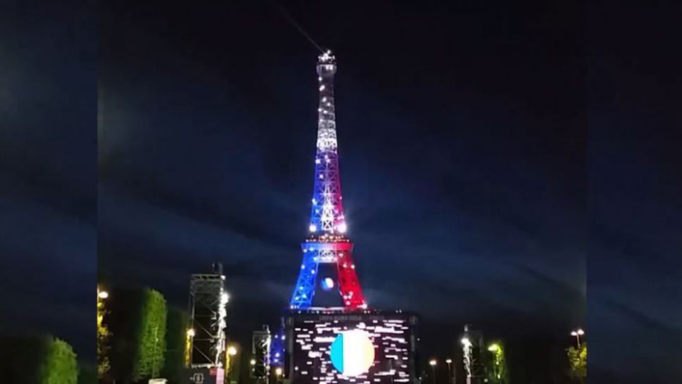 Айфеловата кула бе осветена в цветовете на френското знаме