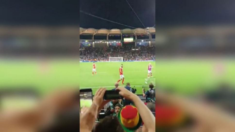 Джо Ледли танцува пред уелските фенове след победата над Русия