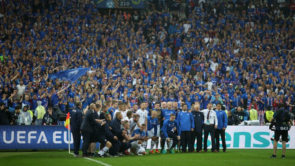 Футболисти и фенове на Исландия празнуваха заедно след мача с Франция