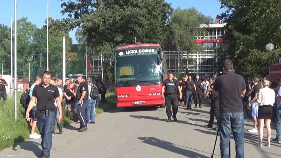 Поддръжници на Гриша Ганчев се опитаха да попречат да тръгне автобуса