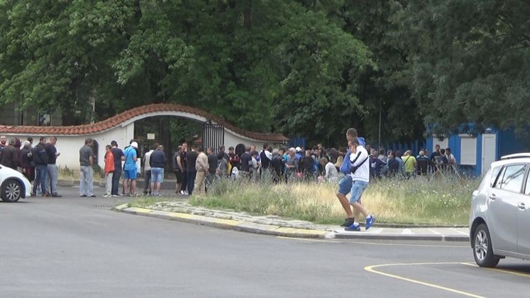 Огромна опашка за билети пред Сектор "А" на Герена