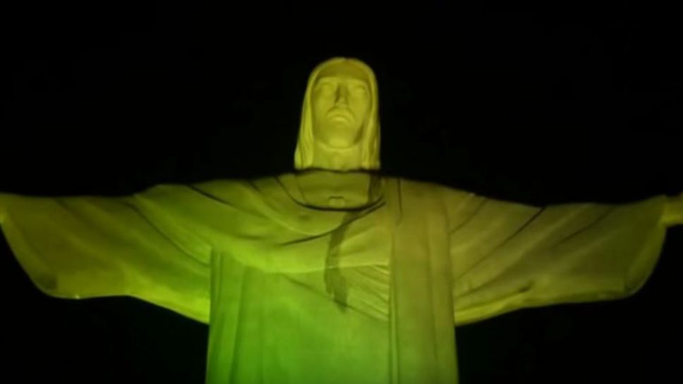 Статуята на Христос в цветовете на Бразилия за Олимпиадата