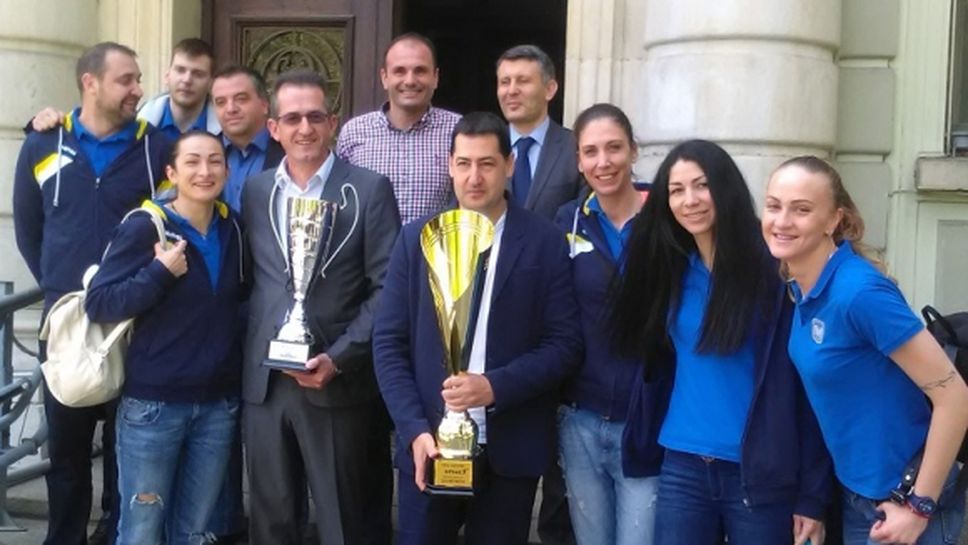 Волейболните шампионки от Марица представиха спечелените купи на кмета на Пловдив