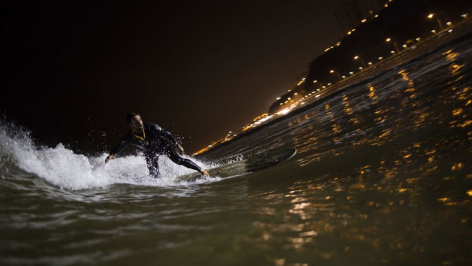Нощно сърфиране в Перу (снимки)