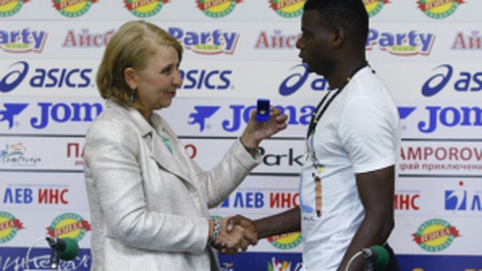 Награждаване на нападателя на Левски Бабатунде Адениджи