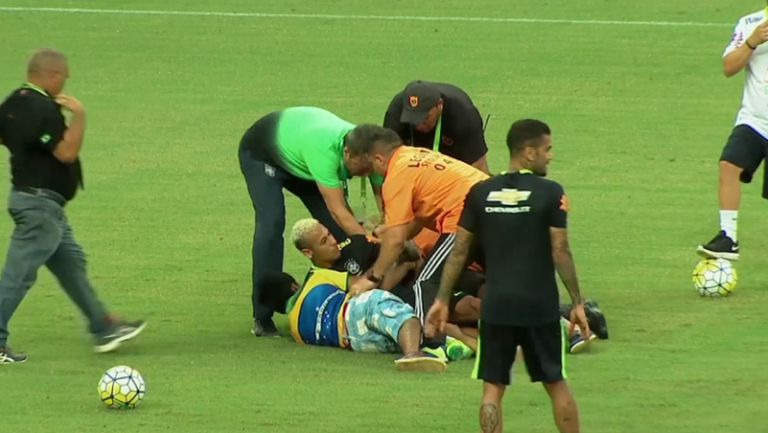 Фенове нападнаха Неймар по време на открита тренировка на Бразилия