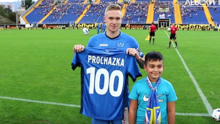Малък привърженик на Левски награди Роман Прохазка по случай 100-те мача със "синия" екип