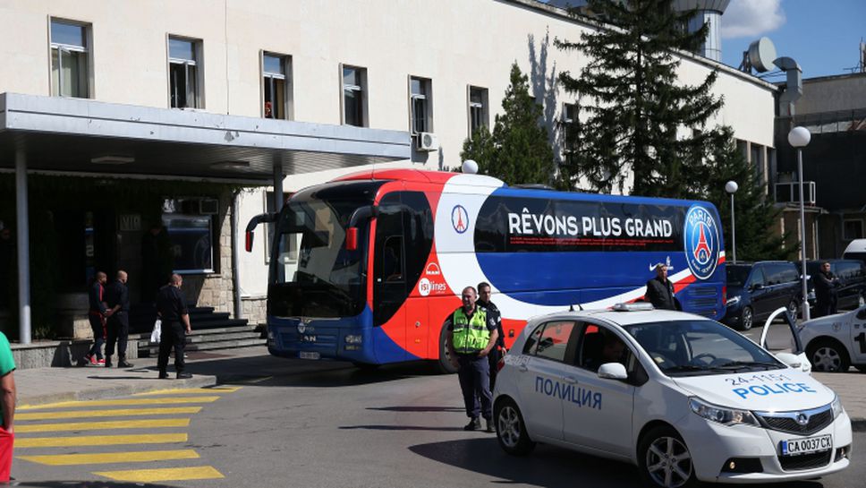 Луксозният автобус чакаше ПСЖ на летището в София