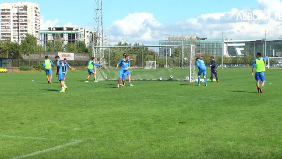 Голове в двустранната игра на Левски, вратар от школата тренира със "сините"