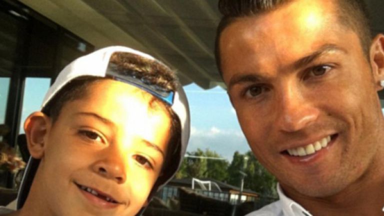 Роналдо гони топките по време на мач на сина си