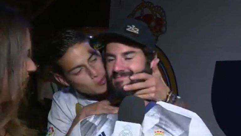 Звезди на Реал се разцелуваха по време на интервю