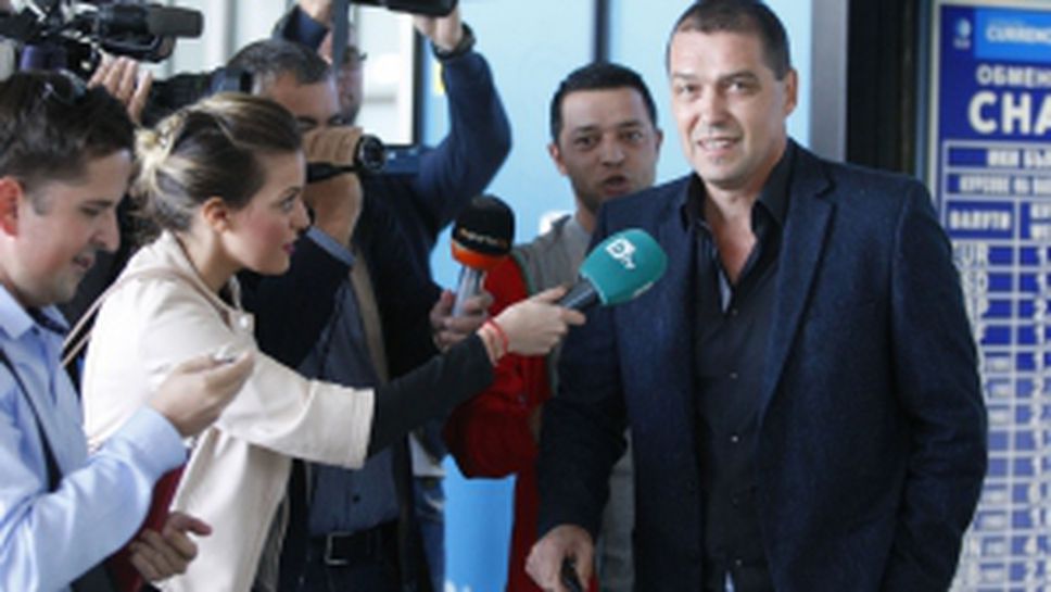 Петър Хубчев и екипа му пристигнаха в София