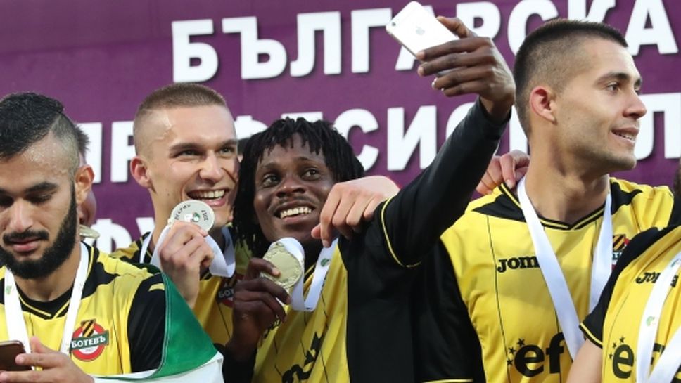 Невиждана еуфория в "жълто-черно"! Посрещнаха като герои футболистите на Ботев в Пловдив (видео)