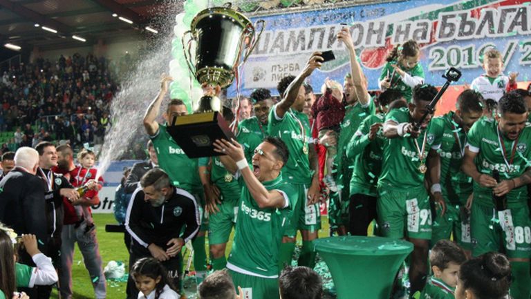 Стотици се снимаха с шампионската купа в Исперих
