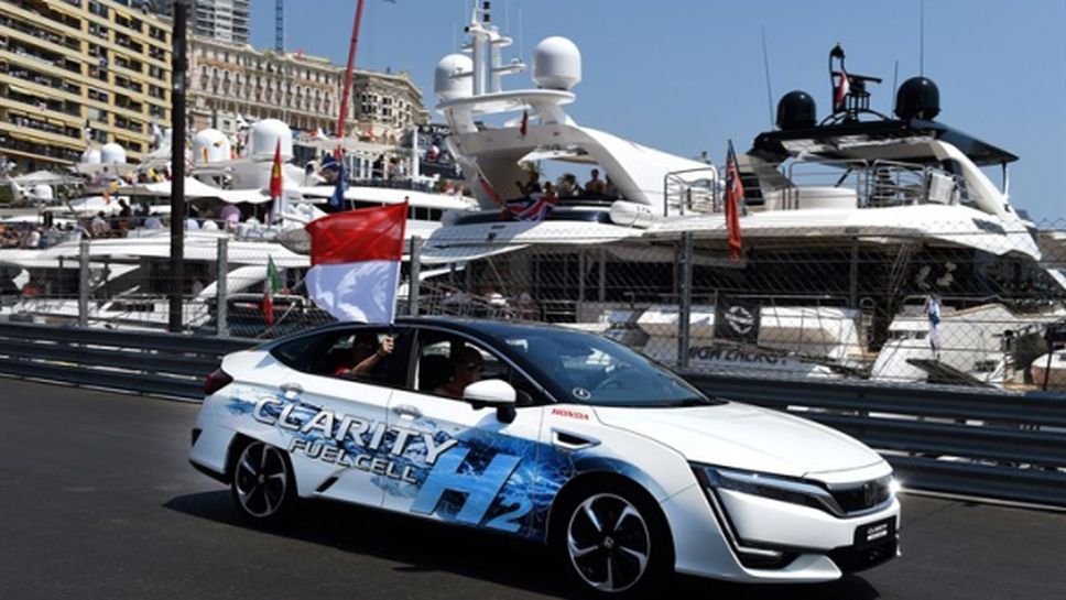 Принц Албер II кара Honda Clarity Fuel Cell по трасето на Гран При на Монако