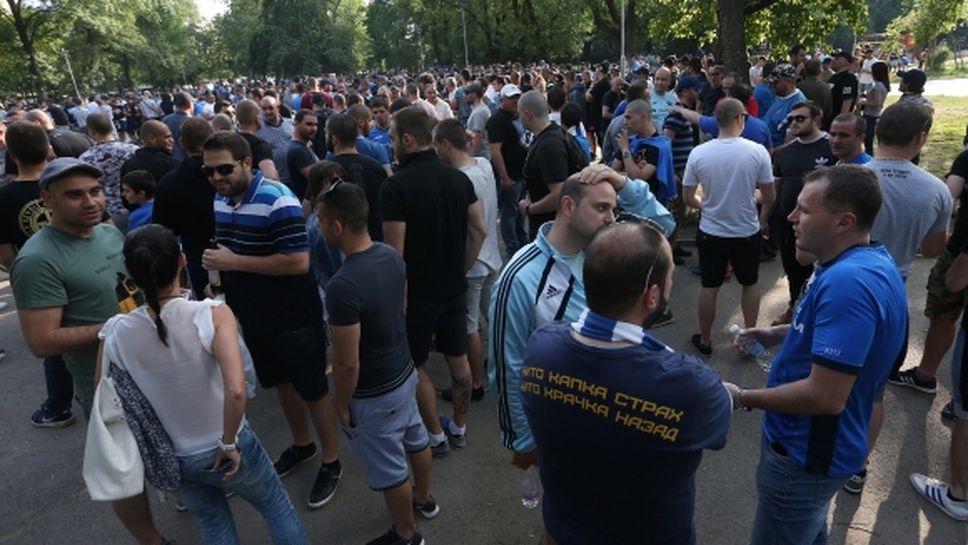 Протестът на "сините" фенове: около "Герена" бе горещо, влизат на стадиона в 46-ата минута (видео+галерия)