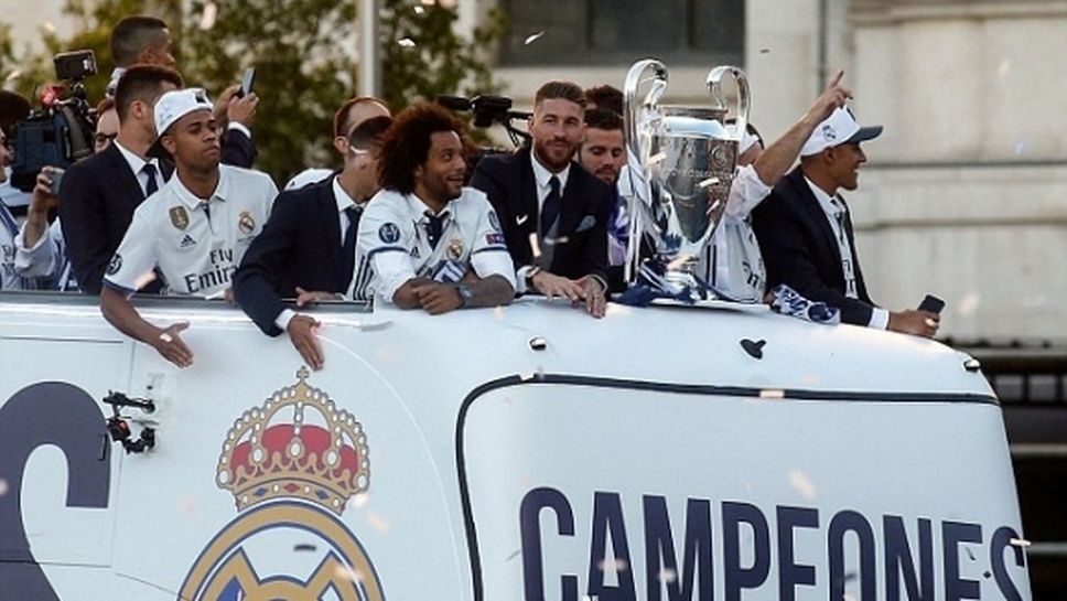 Реал празнува с феновете си по улиците на Мадрид (снимки)
