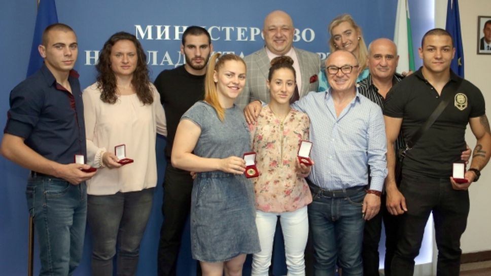Министър Кралев връчи почетни медали на призьорите от Европейското първенство по самбо
