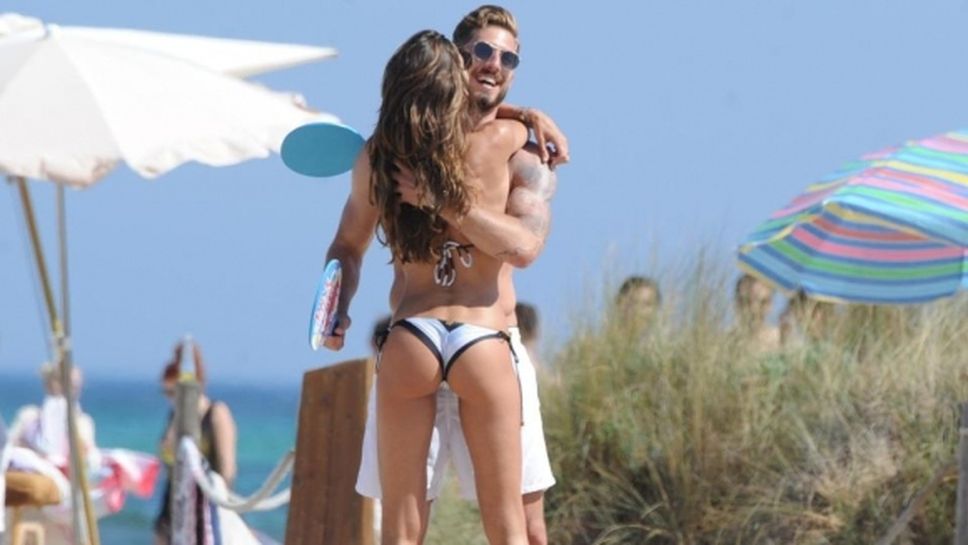 Всеки мъж мечтае да играе плажен тенис с нея