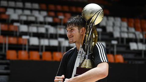 Втори трофей за Костадинов и Реал Мадрид U18! 🏆