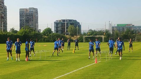 Левски тренира без националите, Ван дер Каап върти обиколки