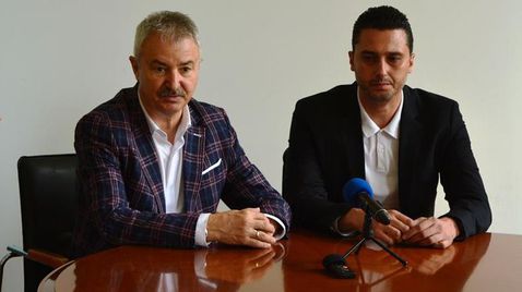 Мануел Марков чака две чужденки в Монтана