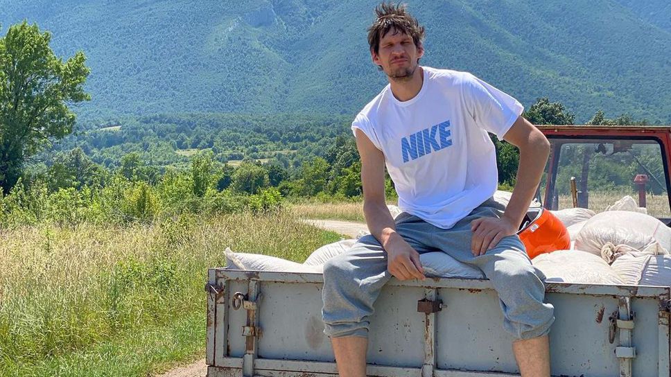 НБА звезда събира реколтата в родния си дом