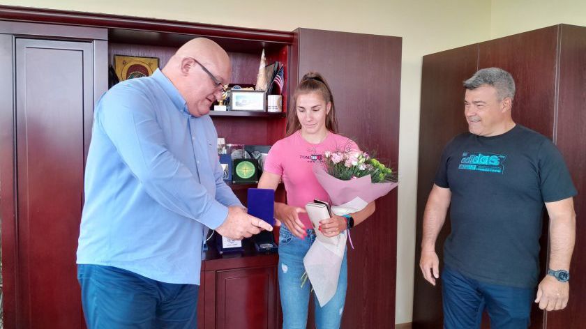 Световната ни шампионка в кану-каяка при девойките до 23 години Йоана Георгиева бе наградена от кмета на Видин