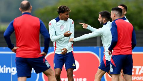 Ямал получи плодова торта и "мрежичка" за рождения си ден