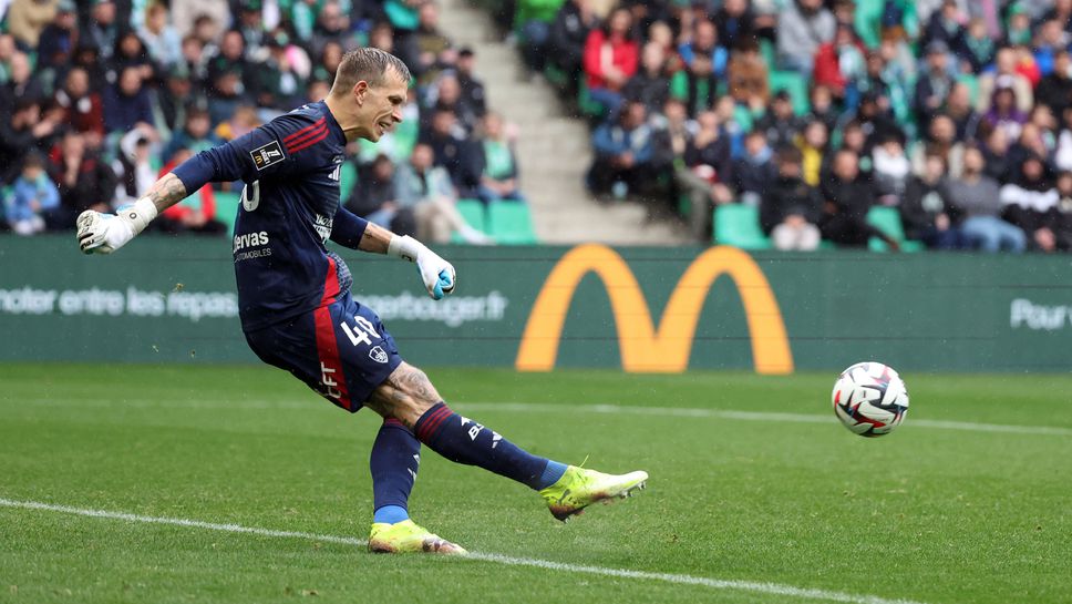 Астън Вила изпрати самолет за вратаря на Брест Марко Бизот