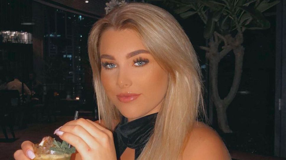 Футболистка пръска сексапил на гръцки остров