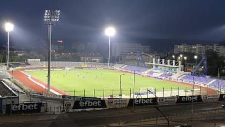 Стадионът на Спартак (Варна) вече има осветление. Късно снощи прожекторите