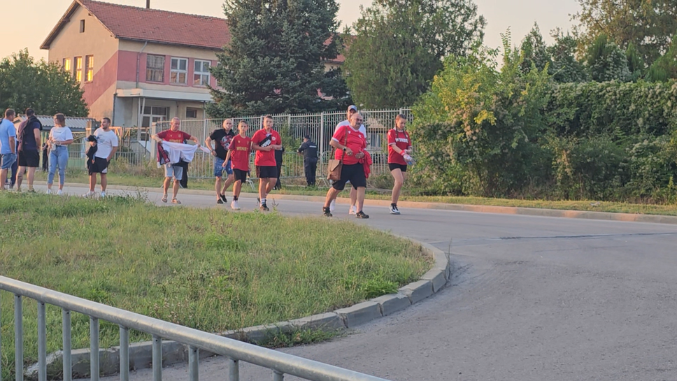 Феновете на ЦСКА - София се събират пред гостуващия сектор, а някой от тях в последния момент си взеха билети за двубоя