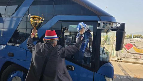  Колоритен почитател изпрати Левски и връчи купа на 