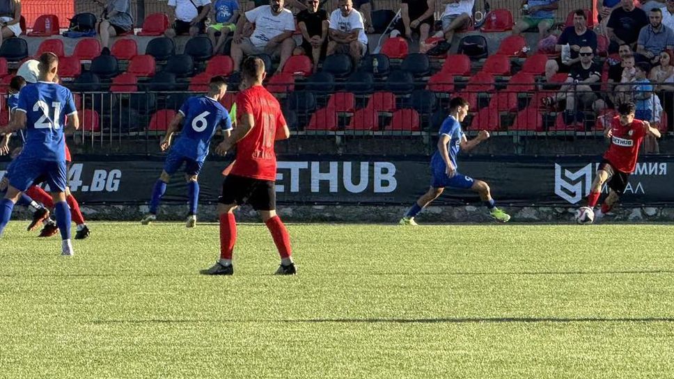 Левски (Карлово) без проблеми срещу Атлетик