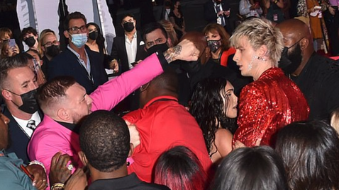 Конър Макгрегър скочи да бие гаджето на "голата" Мегън Фокс