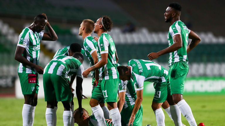 Берое официално обяви раздялата с двама от треньорите си Емануел