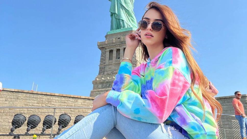 Секси синоптичка с нова провокация в социалните мрежи